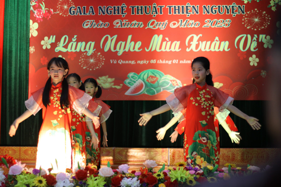 Một tiết mục văn nghệ do các em học sinh huyện Vũ Quang biểu diễn tại chương trình. Một tiết mục văn nghệ do các em học sinh huyện Vũ Quang biểu diễn tại chương trình.