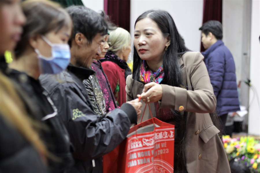 Bà Phan Hoàng Yến - Phó chủ tịch UBND huyện Vũ Quang trao quà, động viên các hộ dân có hoàn cảnh đặc biệt khó khăn tại địa phương. Bà Phan Hoàng Yến - Phó chủ tịch UBND huyện Vũ Quang trao quà, động viên các hộ dân có hoàn cảnh đặc biệt khó khăn tại địa phương.