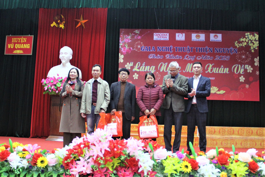 Đại diện nhà tài trợ cùng đại biểu trao quà đến giáo viên có hoàn cảnh đặc biệt khó khăn đang công tác tại huyện Vũ Quang. Đại diện nhà tài trợ cùng đại biểu trao quà đến giáo viên có hoàn cảnh đặc biệt khó khăn đang công tác tại huyện Vũ Quang.