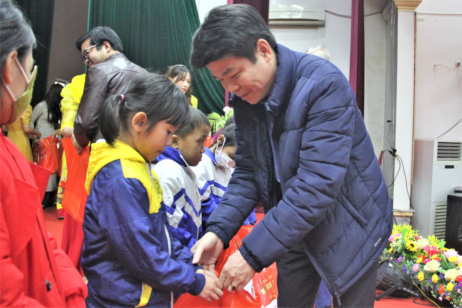 Ông Trần Ánh Dương - Phó Hiệu trưởng Trường Chính trị Trần Phú trao quà đến các học sinh có hoàn cảnh khó khăn tại huyện Vũ Quang. Ông Trần Ánh Dương - Phó Hiệu trưởng Trường Chính trị Trần Phú trao quà đến các học sinh có hoàn cảnh khó khăn tại huyện Vũ Quang.