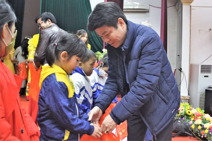 Ông Trần Ánh Dương - Phó Hiệu trưởng Trường Chính trị Trần Phú trao quà đến các học sinh có hoàn cảnh khó khăn tại huyện Vũ Quang.