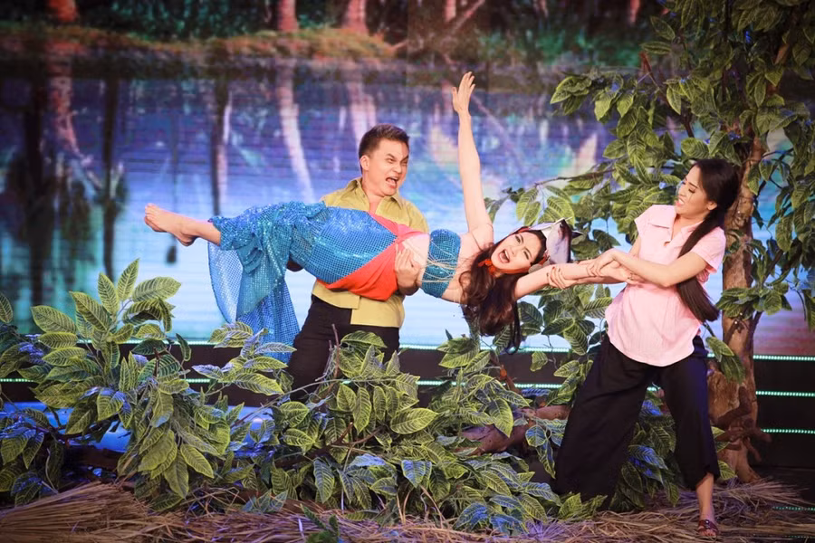 Trong nhạc cảnh "Chuyện tình bên ao cá", Ngọc Lan sẽ hóa thân thành mỹ nhân Basa màu mè, sang chảnh, ưa lý sự của ông chủ Đại Nghĩa và là người bạn thân thiết để ông chủ trút bỏ tâm sự. Trong nhạc cảnh "Chuyện tình bên ao cá", Ngọc Lan sẽ hóa thân thành mỹ nhân Basa màu mè, sang chảnh, ưa lý sự của ông chủ Đại Nghĩa và là người bạn thân thiết để ông chủ trút bỏ tâm sự.