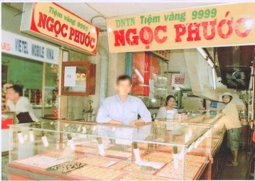 Bắt kẻ giật dây chuyền vàng rồi lẻn vào chợ Đông Ba tẩu thoát - Ảnh 1 Bắt kẻ giật dây chuyền vàng rồi lẻn vào chợ Đông Ba tẩu thoát - Ảnh 1