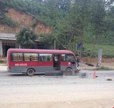 Xe khách lấn làn đâm vào xe máy làm hai người tử vong