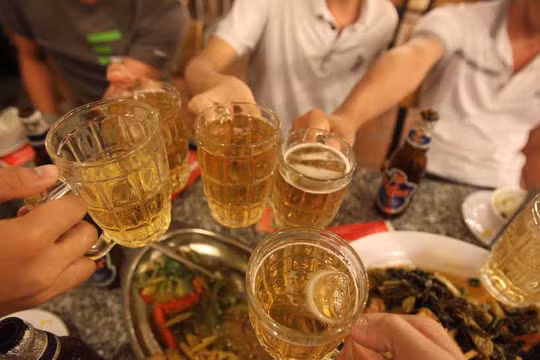 Sử dụng rượu, bia đã trở thành thói quen đối với đàn ông Việt NamẢnh: Hoàng Triều