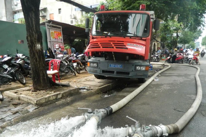 Trắng đêm chờ cứu hàng nghìn xe máy bị nhấn chìm ở Sài Gòn