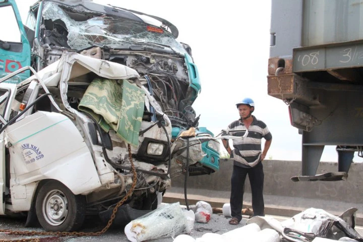 5 xe tông liên hoàn, 1 người chết, cầu Phú Mỹ kẹt cứng