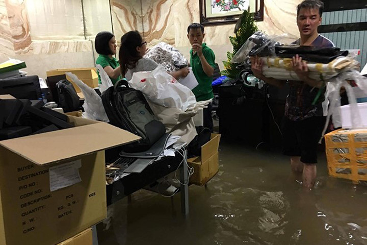 "Tôi bật khóc khi vật lộn với dòng nước lớn giữa Sài Gòn"