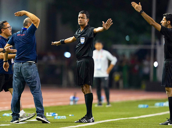 Ông thầy người Hàn Quốc sẵn sàng đương đầu với HLV đối thủ, trọng tài để bảo vệ học trò