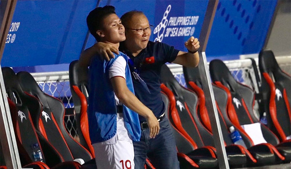 Ngay sau trận chung kết SEA Games 30, ông Park nhanh chóng đến bên học trò đang dưỡng thương Quang Hải