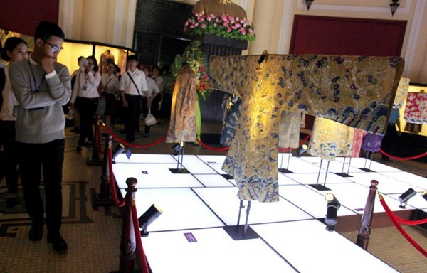 Một trong những long bào của vua Đồng Khánh.