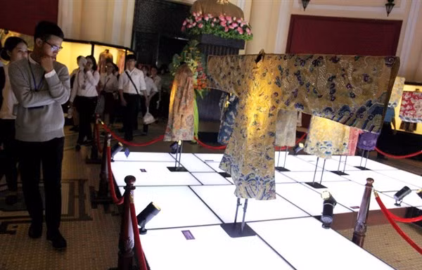 Một trong những long bào của vua Đồng Khánh.