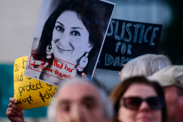 Người biểu tình tại Malta giơ cao hình ảnh nữ nhà báo bị sát hại