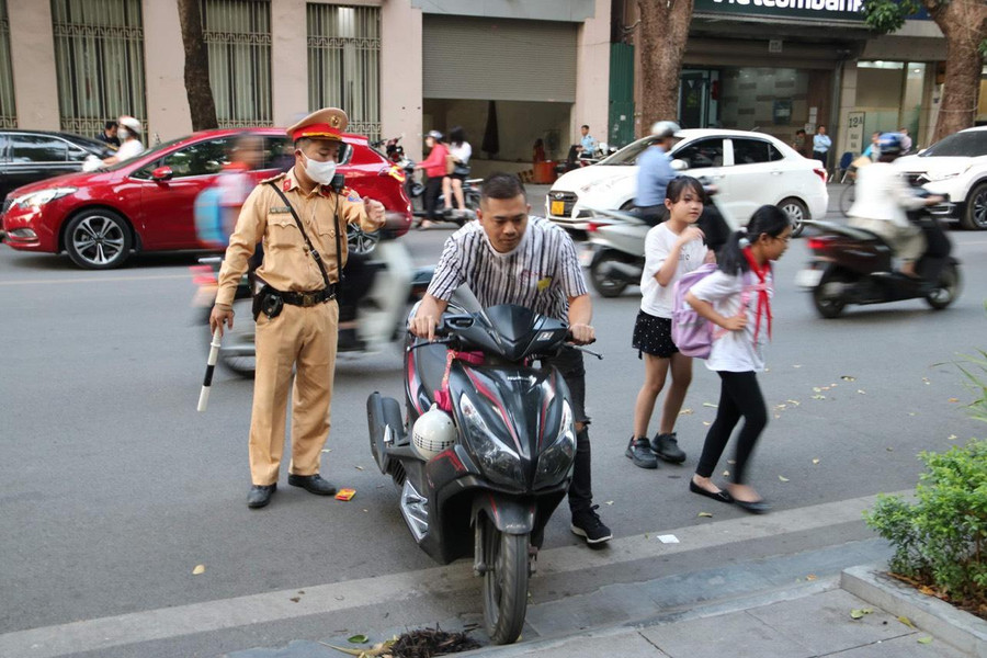 Nhiều trường hợp PHHS chưa chấp hành Luật Giao thông đường bộ bị CSGT dừng xe.