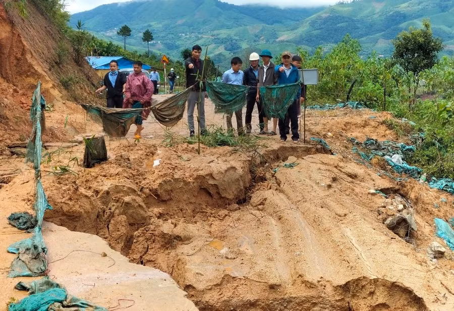 Tuyến đường trên huyện Tu Mơ Rông bị hư hỏng nặng do ảnh hưởng của bão Noru.