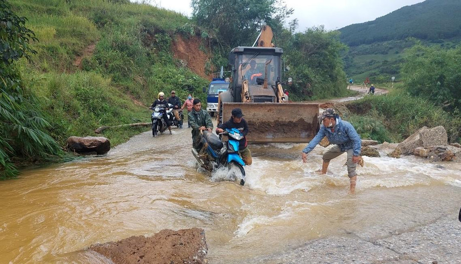 Trong thời gian xảy ra mưa bão, chính quyền huyện Tu Mơ Rông hỗ trợ người dân di chuyển qua khu vực tỉnh lộ 672 (xã Măng Ri). Trong thời gian xảy ra mưa bão, chính quyền huyện Tu Mơ Rông hỗ trợ người dân di chuyển qua khu vực tỉnh lộ 672 (xã Măng Ri).