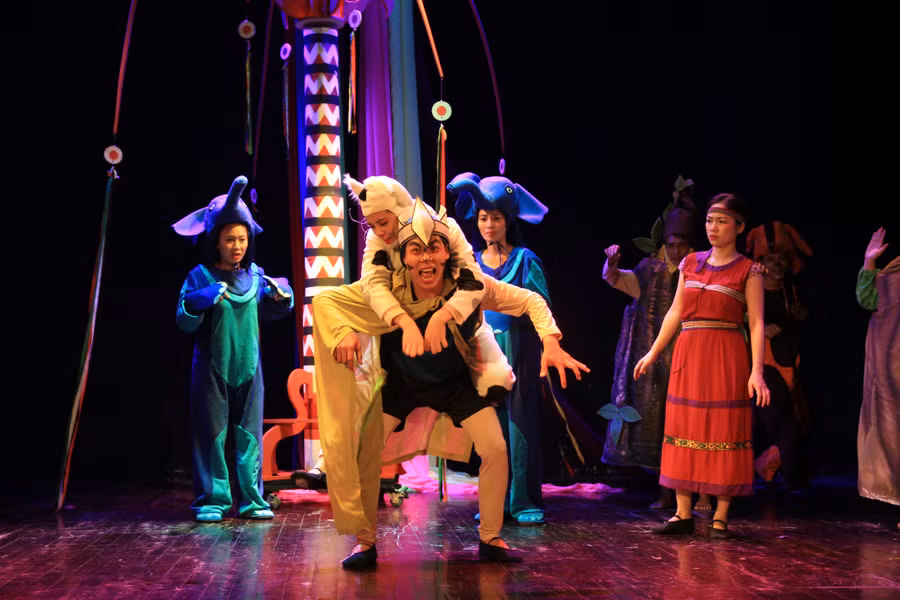 Vở kịch Chuyện chàng dũng sĩ được Nhà hát Kịch Việt Nam và Trà Thanh nhiệt Dr Thanh đem tới hứa hẹn sẽ mang lại nhiều tiếng cười cho trẻ nhỏ.