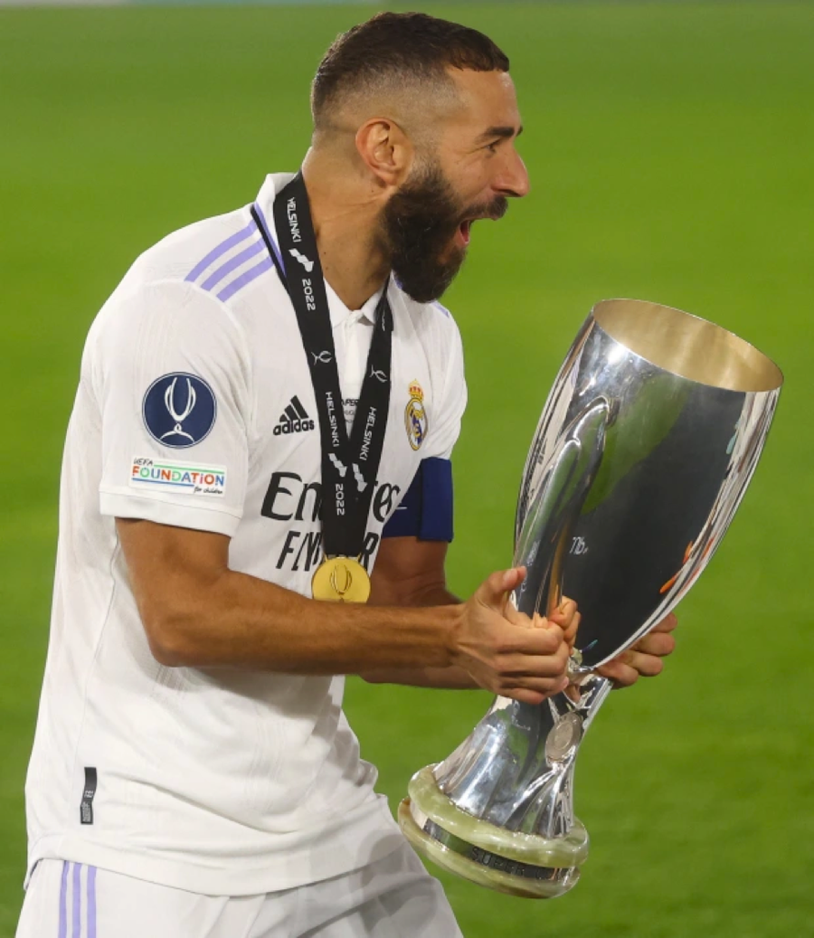 Benzema mừng Siêu cúp châu Âu. Benzema mừng Siêu cúp châu Âu.