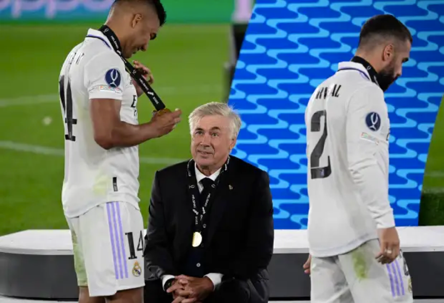 Carlo Ancelotti là huấn luyện viên đầu tiên giành được 4 danh hiệu Siêu cúp châu Âu. Carlo Ancelotti là huấn luyện viên đầu tiên giành được 4 danh hiệu Siêu cúp châu Âu.