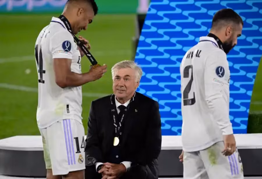 Carlo Ancelotti là huấn luyện viên đầu tiên giành được 4 danh hiệu Siêu cúp châu Âu.