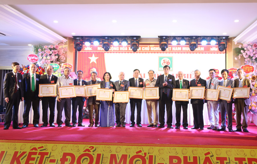 Hội đồng Họ Hồ Hà Tĩnh tặng giấy khen cho những tập thể cá nhân có nhiều đóng góp nhiệm kỳ vừa qua.