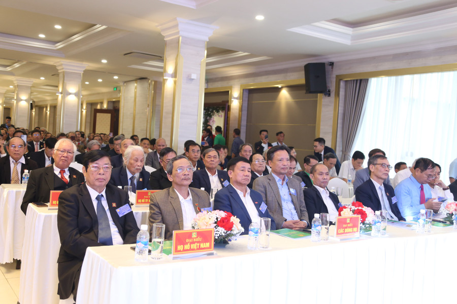 ...và đại diện Hội đồng các dòng họ ở Hà Tĩnh tham dự Đại hội Họ Hồ Hà Tĩnh.