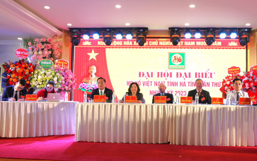 Đoàn Chủ tịch Hội đồng Họ Hồ ở Hà Tĩnh điều hành Đại hội.