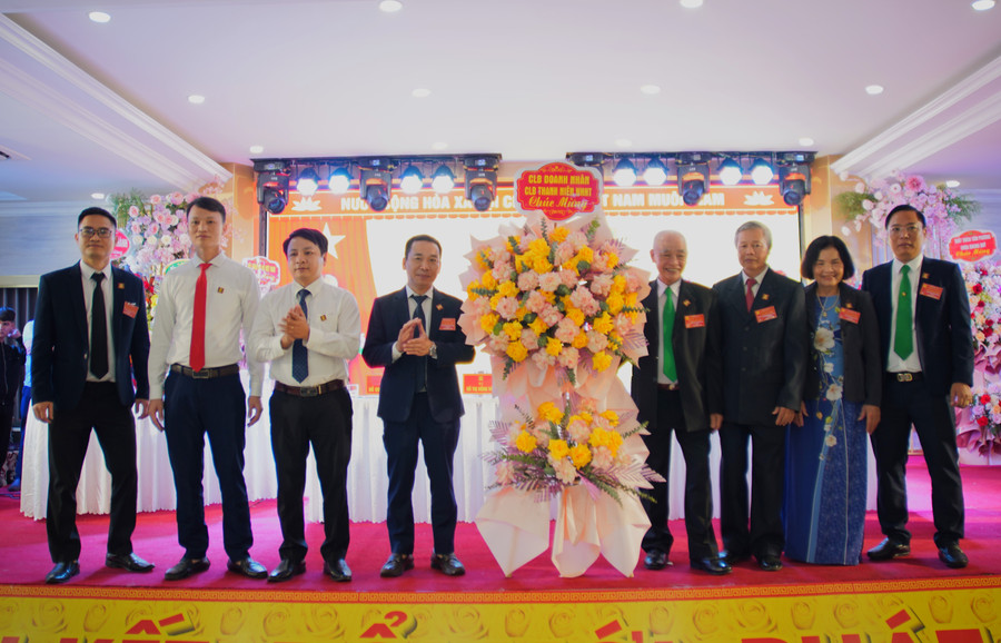 Các đại biểu tặng hoa chúc mừng Đại hội Họ Hồ Hà Tĩnh.