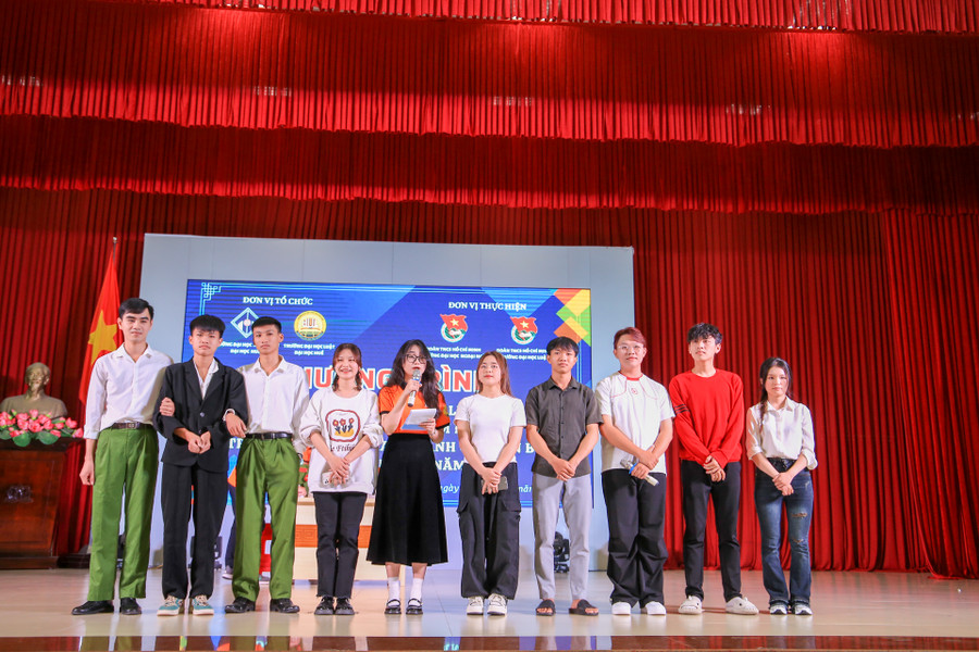 Sinh viên đóng tiểu phẩm để tuyên truyền về phòng, chống lừa đảo chiếm đoạt tài sản qua không gian mạng tại chương trình.