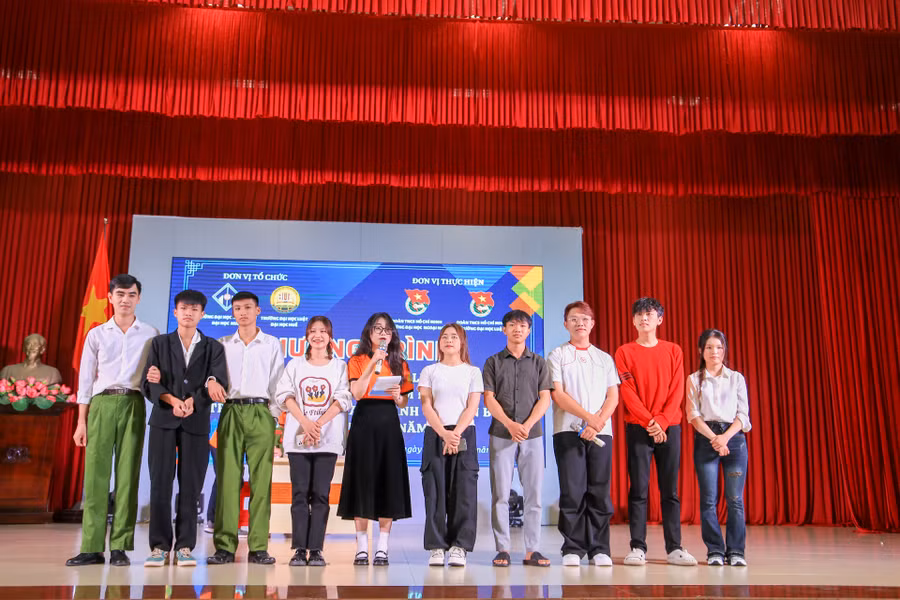 Sinh viên đóng tiểu phẩm để tuyên truyền về phòng, chống lừa đảo chiếm đoạt tài sản qua không gian mạng tại chương trình.