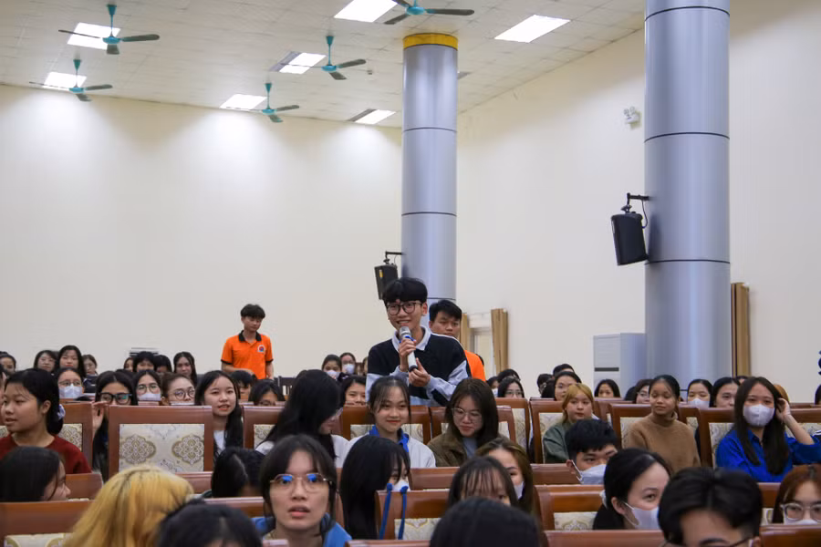 Đông đảo sinh viên hào hứng tham gia trả lời các câu hỏi liên quan đến phòng, chống lừa đảo qua không gian mạng, tạo không khí sôi nổi của chương trình.