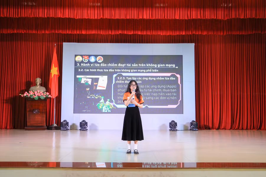 Hoạt động tuyên truyền pháp luật “Phòng, chống hành vi lừa đảo chiếm đoạt tài sản trên không gian mạng”.