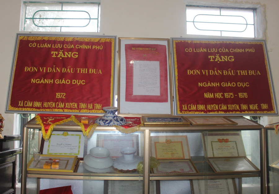 Xã Cẩm Bình (huyện Cẩm Xuyên, Hà Tĩnh) 4 lần vinh dự được Nhà nước phong tặng danh hiệu Anh hùng, trong đó 2 lần Anh hùng Giáo dục.