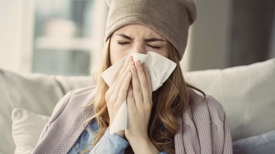 Nhiều người thường bị cảm cúm vào mùa lạnh. Ảnh: CNN