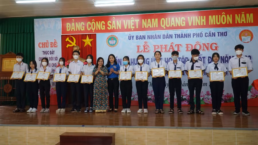 Hội Khuyến học TP Cần Thơ khen thưởng các em học sinh đạt thành tích học tập xuất sắc.