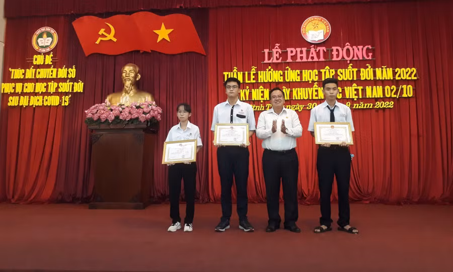 Hội Khuyến học quận Bình Thủy (TP Cần Thơ) khen thưởng học sinh có thành tích tiêu biểu nhân dịp Tuần lễ học tập suốt đời. 