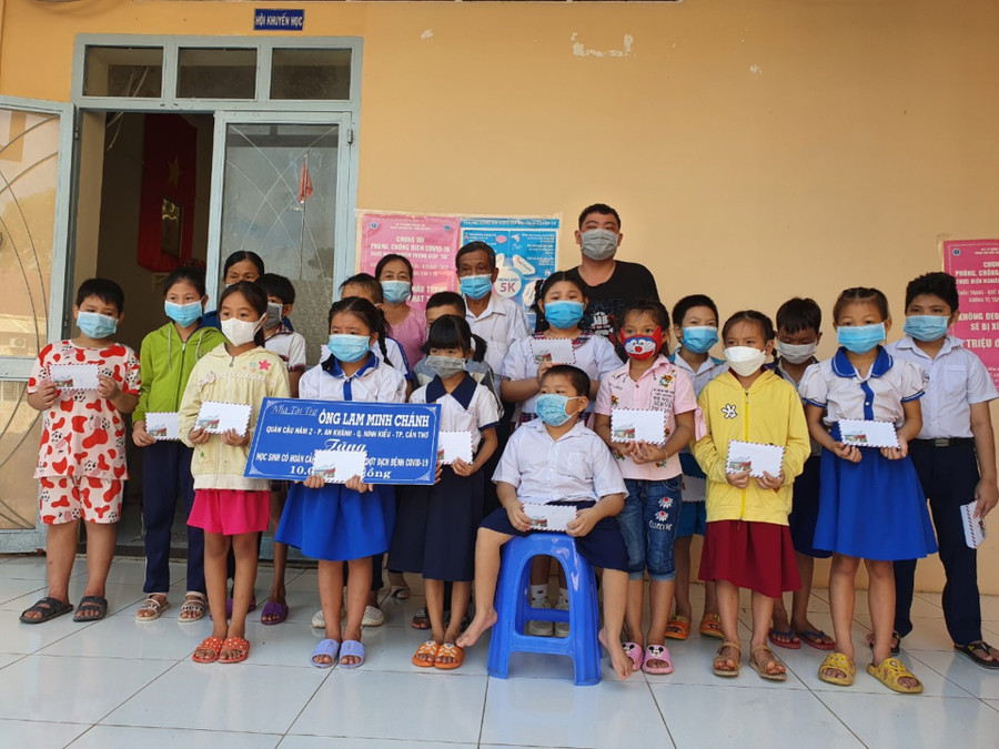 Cán bộ khuyến học huyện Phong Điền (TP Cần Thơ) thăm gia đình học sinh hoàn cảnh khó khăn. Cán bộ khuyến học huyện Phong Điền (TP Cần Thơ) thăm gia đình học sinh hoàn cảnh khó khăn.