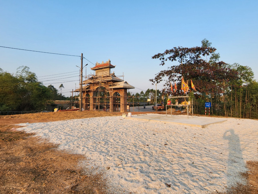 Bãi rước Vua cùng cổng làng Triệu Phú (làng Trẹo) đang được nhân dân phục dựng và xây mới.