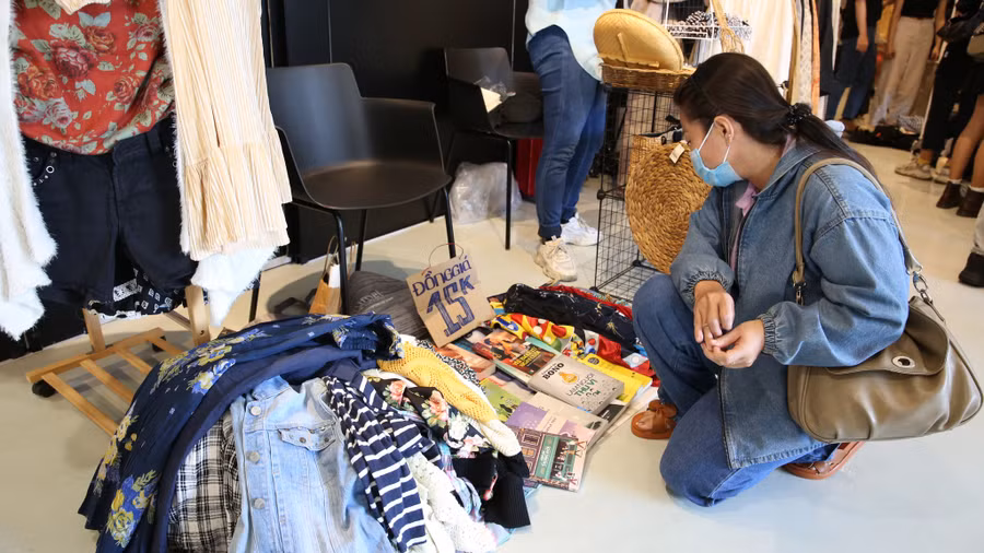 Bạn trẻ hào hứng tham gia Phiên chợ Lại đây sống xanh được tổ chức lần trước