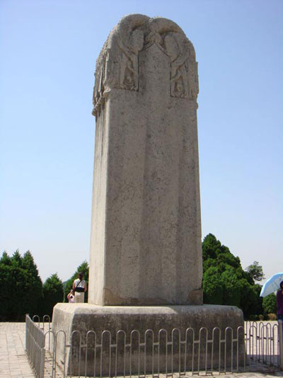 Tấm bia mộ khổng lồ không có chữ . Tấm bia mộ khổng lồ không có chữ