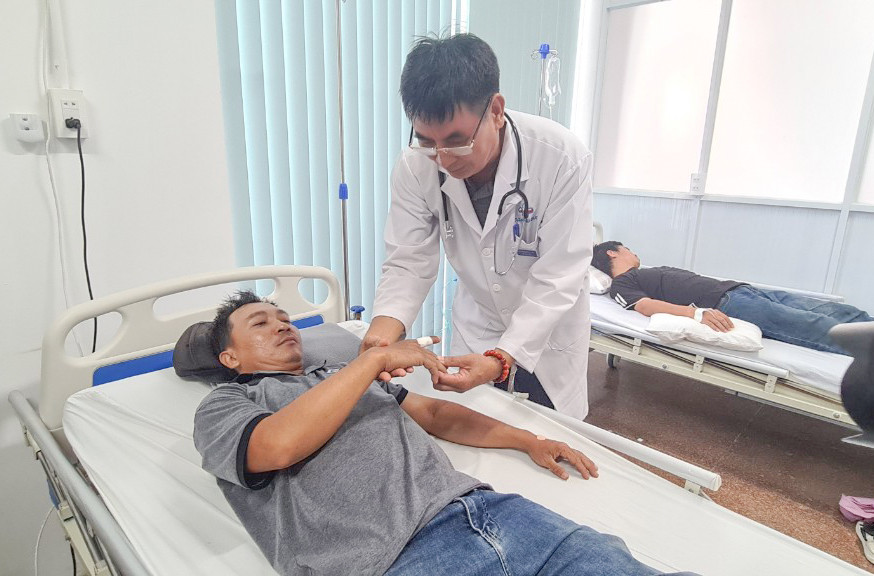 Bác sĩ kiểm tra vết thương cho bệnh nhân bị nhện cắn