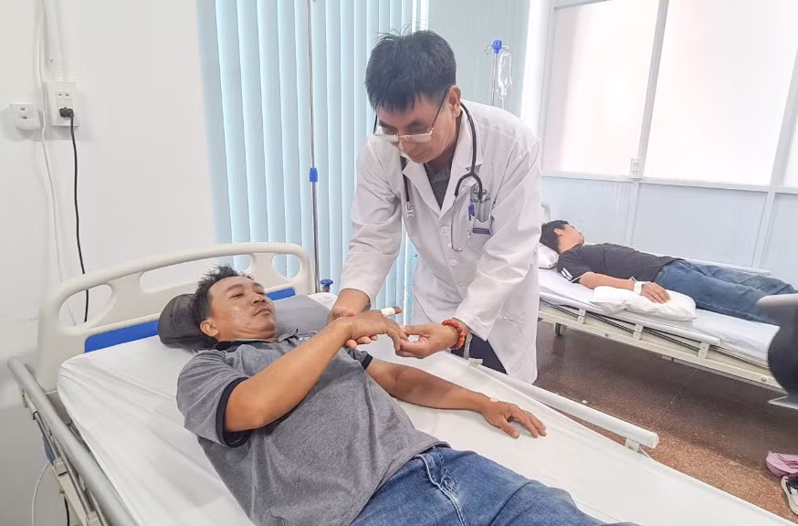 Bác sĩ kiểm tra vết thương cho bệnh nhân bị nhện cắn