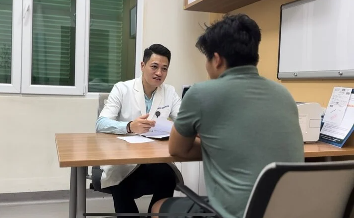 Bác sĩ Nguyễn Văn Đức tư vấn cho người bệnh.