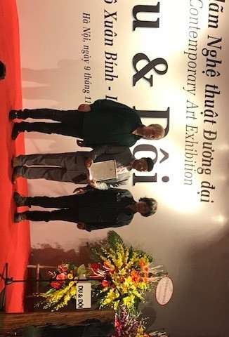 Họa sĩ Ngô Xuân Bính (ở giữa) và họa sĩ Lê Văn Thìn (bên phải) cùng người bạn Nga Họa sĩ Ngô Xuân Bính (ở giữa) và họa sĩ Lê Văn Thìn (bên phải) cùng người bạn Nga