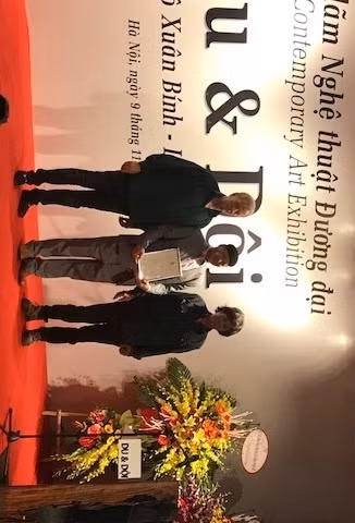 Họa sĩ Ngô Xuân Bính (ở giữa) và họa sĩ Lê Văn Thìn (bên phải) cùng người bạn Nga