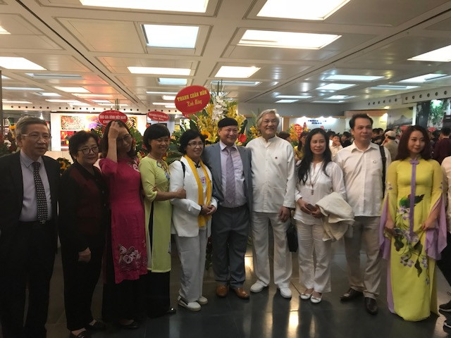 Họa sĩ Ngô Xuân Bính (thứ 5 từ phải sang) chụp ảnh cùng khách mời tham dự triển lãm Họa sĩ Ngô Xuân Bính (thứ 5 từ phải sang) chụp ảnh cùng khách mời tham dự triển lãm