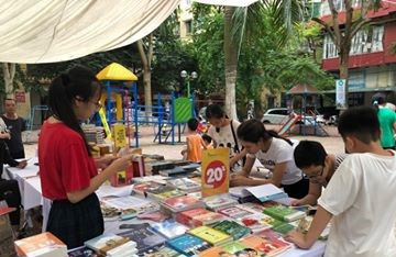 Quầy sách mang tri thức trẻ đến với mọi người thu hút thiếu nhi