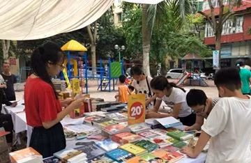 Quầy sách mang tri thức trẻ đến với mọi người thu hút thiếu nhi