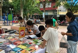 Phụ huynh mua sách tặng con nhân Ngày 1/6