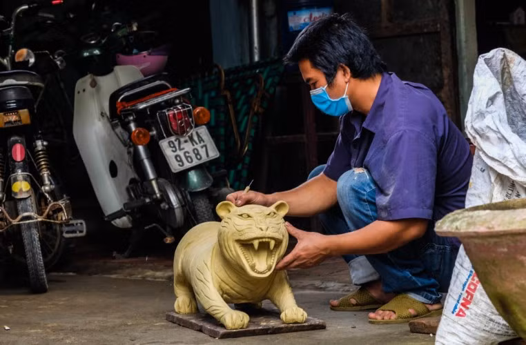 Khâu tạo mặt hổ là quan trọng nhất, người làm phải “thổi hồn” vào tác phẩm của mình, để tạo nên sự “oai phong” của bức tượng.